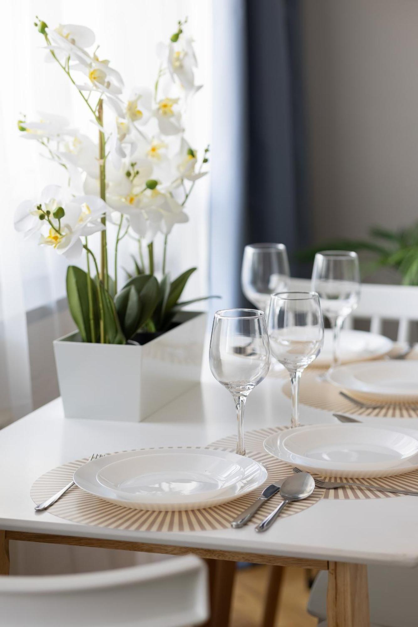Bright With Air Conditioning Near Ogrod Saski By Renters Leilighet *