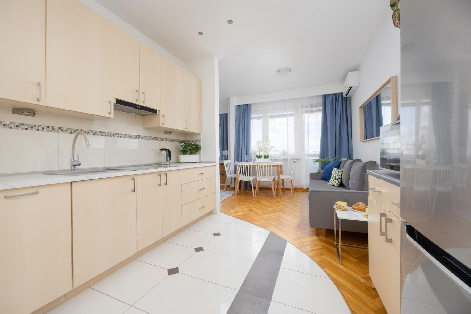 Bright With Air Conditioning Near Ogrod Saski By Renters Leilighet *